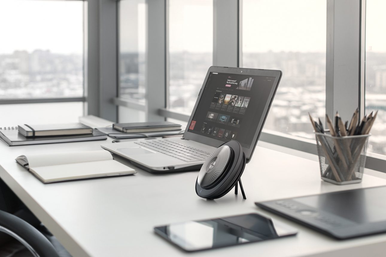 Jabra_Speak-710_office-standing_2017