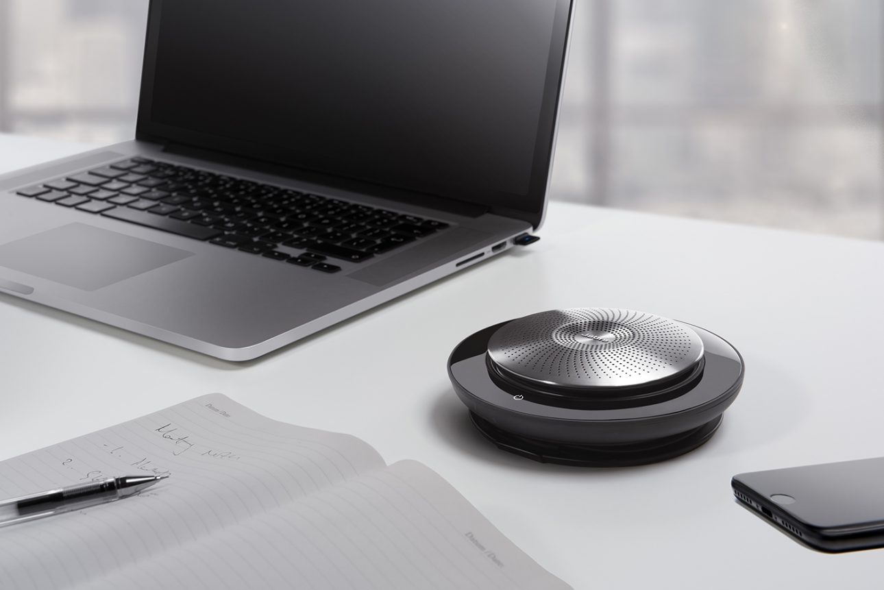 Jabra_Speak-710_on-desk_2017