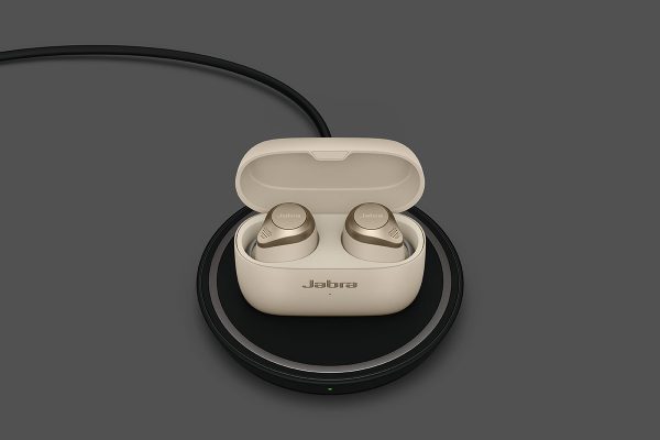 Jabra-Elite-85-Angle-3-Charging-Unit-Beige