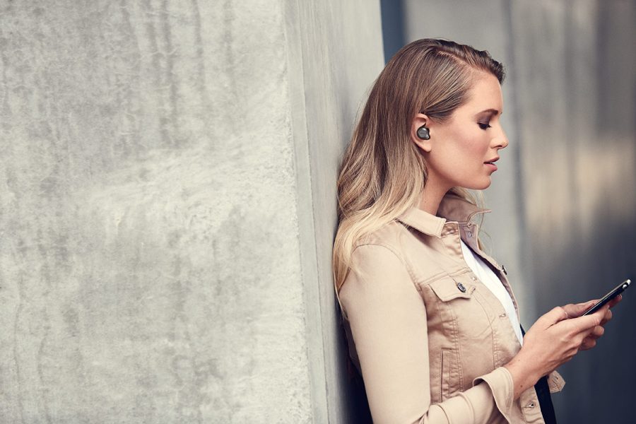 Jabra-Elite-85t-Titanium-Black-Female-Lead-Concrete-Wall-Large
