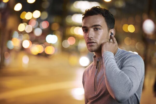 Jabra Elite 4 Active Black Lifestyle Male HearThrough Large RGB