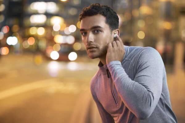 Jabra Elite 4 Active Light Mint Lifestyle Male HearThrough Large RGB