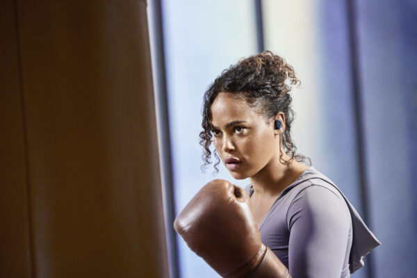 Jabra Elite 4 Active Navy Lifestyle Female Boxing Close up Large RGB