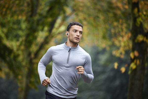 Jabra Elite 4 Active Navy Lifestyle Male Park Run Large RGB