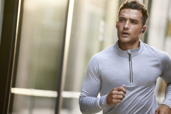 Jabra Elite 4 Active Navy Lifestyle Male Street Run Large RGB