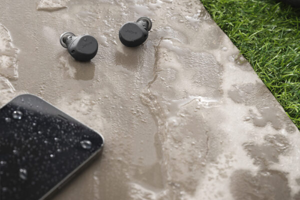 Jabra Elite 7 Active Black Contextual Water Splash Medium