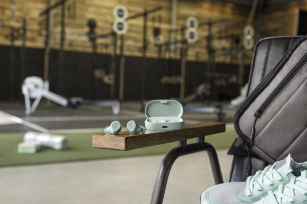 Jabra Elite 7 Active Mint Contextual Chair Shot Medium