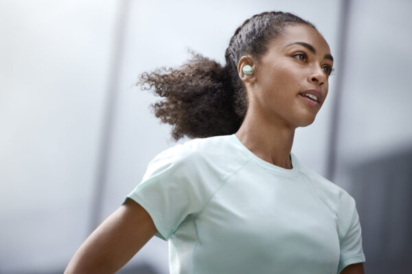 Jabra Elite 7 Active Mint Lifestyle Female Street Run Close up Medium