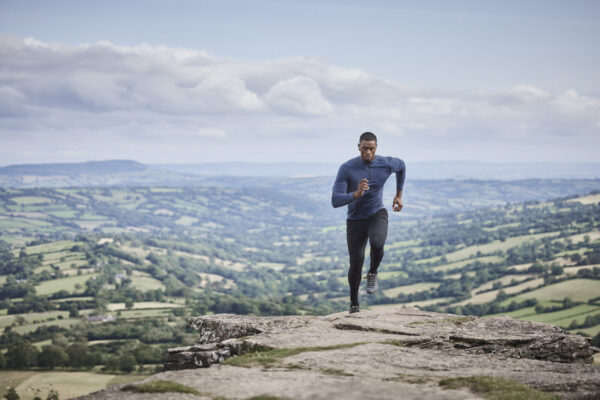 Jabra Elite 7 Active Mint Lifestyle Male Ridge Run Medium