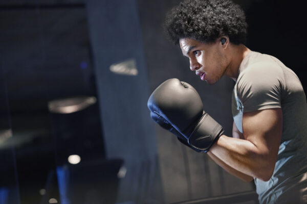 Jabra Elite 7 Active Mint Lifetsyle Male Boxing Spar Medium