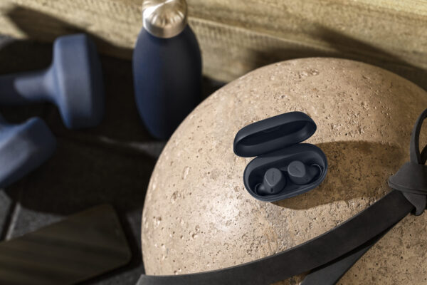 Jabra Elite 7 Active Navy Contextual On Ball Medium