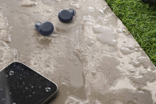Jabra Elite 7 Active Navy Contextual Water Splash Medium