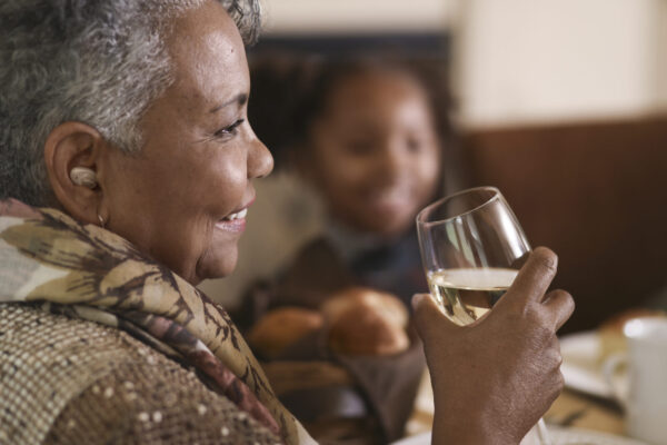 Family at dining table eating Thanksgiving dinner.